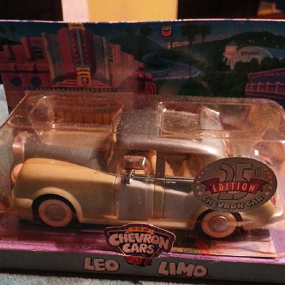 Chevron Cars Leo Limo - Classic Blue and Cream